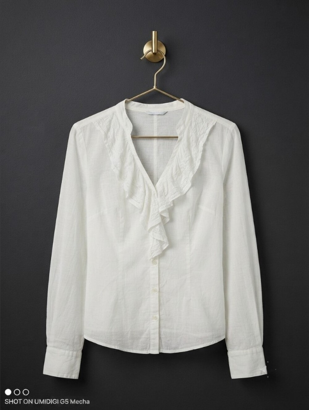 Beautiful Vintage Ruffle V-Neck Button-Front Women's Blouse 🤍 - Picture 2 of 6